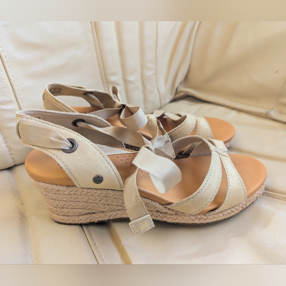 New Uggs Womans 5.5 Leather Beige Low Wedge Sandals Lightweight Ankle Ties